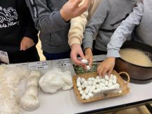 東京の小学生が雪国文化「塩沢織物体験」に挑戦